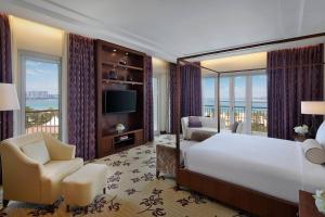 TV a/nebo společenská místnost v ubytování The Ritz-Carlton, Dubai