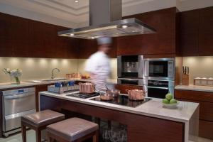 Kuchyň nebo kuchyňský kout v ubytování The Ritz-Carlton, Dubai