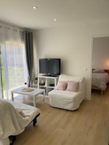 TV a/nebo společenská místnost v ubytování La Grangeneuve la petite maison
