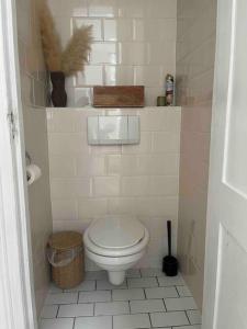 a small bathroom with a toilet in a room at The Rotterdam Suite in Rotterdam +9 photos