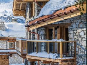 a house with a balcony in the snow at Appartement Familial Confort à Val-d'Isère, Proche Pistes, 10 Pers., Cheminée, Services Inclus - FR-1-567-106 in Val dʼIsère