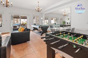 Una sala de estar con mesa de billar y sofás. en Casa Estrella Marina del Este, en La Herradura