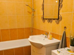 A bathroom at Atlantis apartman Még 23 kép
