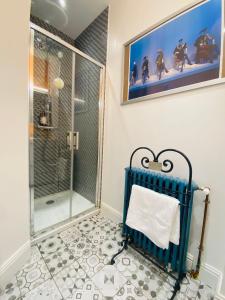 un bagno con doccia e asciugamano di Le nid des Petits à 15 min de Bordeaux a Sainte-Eulalie
