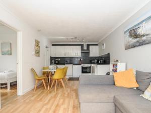 un soggiorno con un divano e un tavolo di Shells Cottage a Looe