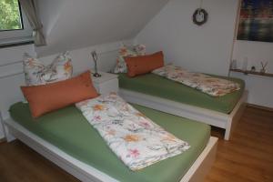 2 Betten mit Kissen auf einem Zimmer in der Unterkunft Appartementwohnung Antonia in Düsseldorf