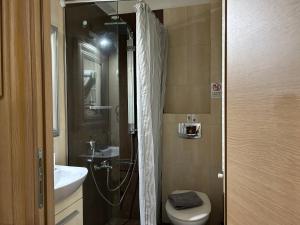 Koupelna v ubytování Palataki Residence + 37 fotografií