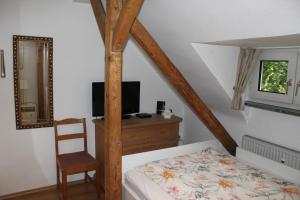 ein Schlafzimmer mit einem Bett, einem Schreibtisch und einem Stuhl in der Unterkunft Appartementwohnung Antonia in Düsseldorf