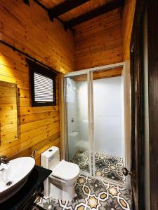 Koupelna v ubytování Seclude Eco Cottages + 37 fotografií