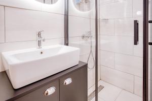 un baño con lavabo y ducha en Novus Pera Hotel, en Estambul 64 fotos más