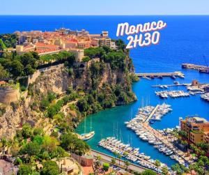 マルセイユにあるconfort et bien être Marseilleの水に船が浮かぶ港の景色