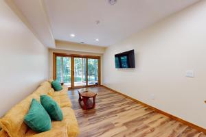 TV a/nebo společenská místnost v ubytování Lakeside Lodge