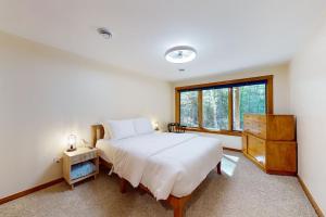 Postel nebo postele na pokoji v ubytování Lakeside Lodge
