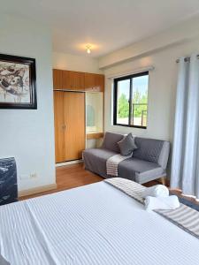 MH's Crib at Camella Northpoint客房内的一张或多张床位