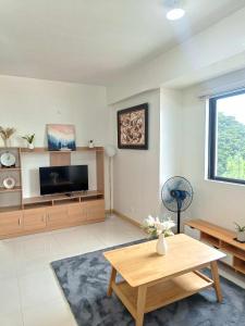 MH's Crib at Camella Northpoint的电视和/或娱乐中心