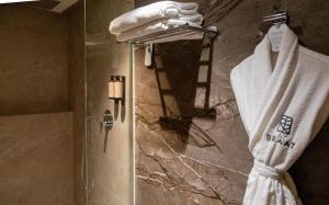Ένα μπάνιο στο BRĂAT Hôtel