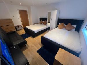 een hotelkamer met twee bedden en een stoel bij The O2 Arena ExCel Canary Wharf London in Londen +16 foto's