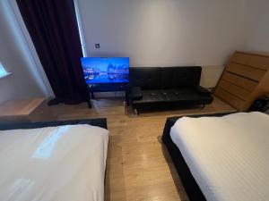 Een bed of bedden in een kamer bij The O2 Arena ExCel Canary Wharf London