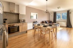 a kitchen and living room with a table and chairs at TOP Vistas Al Valle Arinsal - 6PAX - A Pie De Pistas & ESQUÍ - Free Parking l by BonesVacances in Arinsal +63 photos