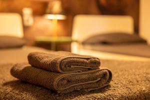 a pile of towels sitting on top of a counter at TOP Vistas Al Valle Arinsal - 6PAX - A Pie De Pistas & ESQUÍ - Free Parking l by BonesVacances in Arinsal