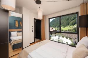 Postel nebo postele na pokoji v ubytování Atemberaubendes und charismatisches Luxus-Apartment in der Residenz Silvretta - Inklusive Silvretta Card Premium