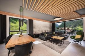 Posezení v ubytování Atemberaubendes und charismatisches Luxus-Apartment in der Residenz Silvretta - Inklusive Silvretta Card Premium