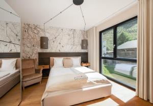 Postel nebo postele na pokoji v ubytování Atemberaubendes und charismatisches Luxus-Apartment in der Residenz Silvretta - Inklusive Silvretta Card Premium