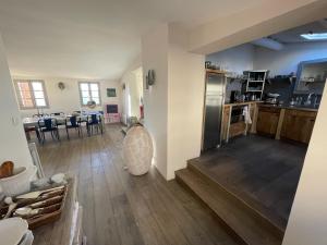 una cucina a pianta aperta e un soggiorno con tavolo di Maison de village à Gassin a Gassin