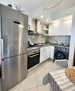 kuchnia z lodówką ze stali nierdzewnej i zmywarką do naczyń w obiekcie Candy Cotton - Piscina, Doble terraza, Cocina completa, Wifi y Parking w Corralejo +21 zdjęć