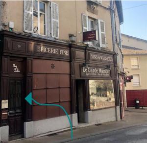un negozio su una strada con una freccia verde davanti di chez lulu-La salle de jeux-3 chambres-5pers-cnpe bugey a Ambérieu-en-Bugey