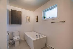 Koupelna v ubytování Morden tasteful 3BR Condo Getaway Free Parking