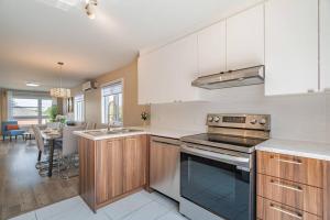 Kuchyň nebo kuchyňský kout v ubytování Morden tasteful 3BR Condo Getaway Free Parking