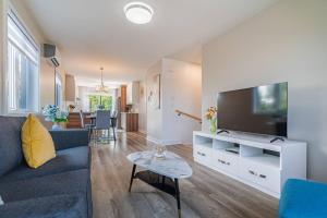 TV a/nebo společenská místnost v ubytování Morden tasteful 3BR Condo Getaway Free Parking + 5 fotografií