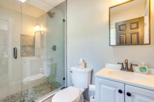 Un baño con ducha, inodoro y lavabo. en Logansport Home with Deck 4 Mi to Downtown!, en Logansport 20 fotos más