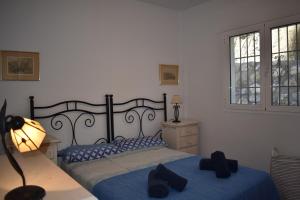 1 Schlafzimmer mit 2 Betten, einer Lampe und einem Fenster in der Unterkunft Casa Inmaculada con piscina privada in Cómpeta + 33 Fotos