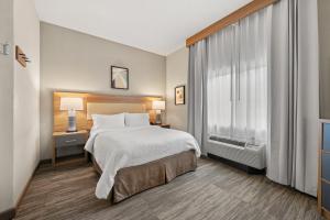 En eller flere senge i et værelse på Candlewood Suites Bordentown-Trenton by IHG + 41 billeder