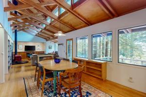 Μια τηλεόραση ή/και κέντρο ψυχαγωγίας στο Windsong Redwood Retreat