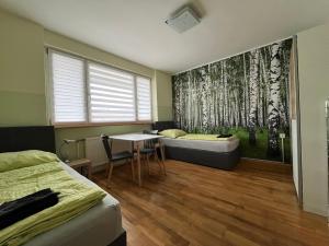 sypialnia z łóżkiem, kanapą i stołem w obiekcie Feriendomizil Wachau w mieście Habruck