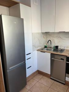 Kuchyňa alebo kuchynka v ubytovaní Apartament Szpitalna