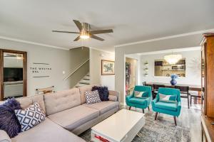 Χώρος καθιστικού στο Walk to Beach, Fenced Patio Bay St Louis Getaway!