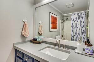 Ένα μπάνιο στο Walk to Beach, Fenced Patio Bay St Louis Getaway! +18 φωτογραφίες