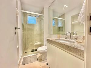 un bagno con wc, lavandino e doccia di Praça Madá a San Paolo