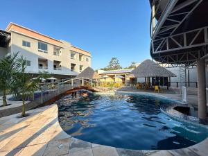 a swimming pool in the middle of a building at Flat 2 Suítes, piscina e churrasqueira em Alter in Alter do Chao
