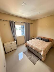 Ένα ή περισσότερα κρεβάτια σε δωμάτιο στο Flat 2 Suítes, piscina e churrasqueira em Alter