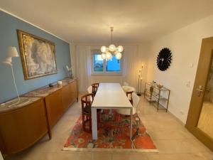a kitchen and dining room with a table and chairs at Ferienhaus Chemnitz in Chemnitz