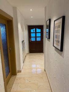 a hallway with a door and a tile floor at Ferienhaus Chemnitz in Chemnitz +21 photos