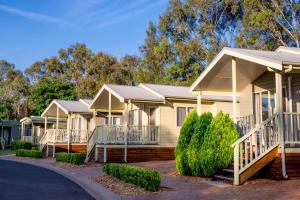 una fila de casas en un complejo en Discovery Parks - Dubbo, en Dubbo