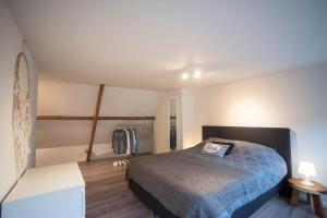 un dormitorio con una cama en una habitación en Apartment Zandster, en Zandvoort