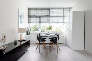 een keuken met een eettafel en stoelen bij Sea Shell apartment in Zandvoort