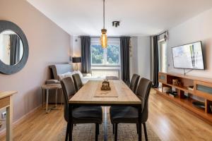 アリンサルにあるIconic - A Pie De Pistas En 1 Minuto - Terraza con Vistas al Valle Arinsal - Parking Gratis l by BonesVacancesのテーブルと椅子のあるダイニングルーム